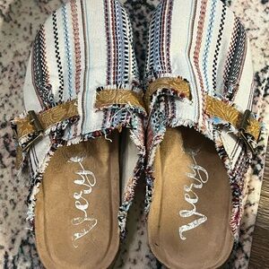 Women's Striped Slip-On Shoes - Multicolor